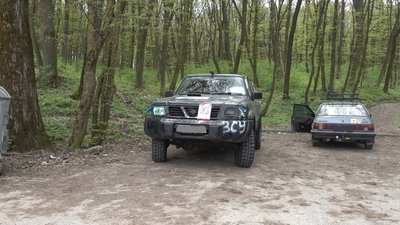 Волонтери Тернопільщини ремонтують автомобіль, яким вивезли 50 поранених Волонтери Тернопільщини ремонтують автомобіль, яким вивезли 50 поранених