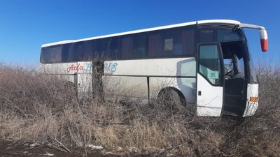 Під Харковом рейсовий автобус з'їхав у кювет: травмувалась пасажирка Під Харковом рейсовий автобус з'їхав у кювет: травмувалась пасажирка
