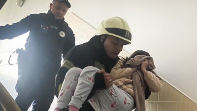 У Хмельницькому під час пожежі врятували трьох людей У Хмельницькому під час пожежі врятували трьох людей