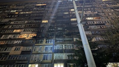 Наслідки влучання російського дрона у 17-поверховий будинок у Києві