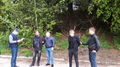 На Львівщині затримали поліцейського за сприяння у розкраданні лісу