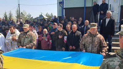 На Тернопільщині в останню дорогу провели снайпера Михайла Ткачука На Тернопільщині в останню дорогу провели снайпера Михайла Ткачука