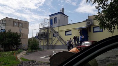 У Нікополі хлопець застряг у сходах поряд із супермаркетом У Нікополі хлопець застряг у сходах поряд із супермаркетом