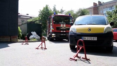 У Рівному пожежники не можуть доїхати на виклик через автівки та самовільно встановлені перешкоди У Рівному пожежники не можуть доїхати на виклик через автівки та самовільно встановлені перешкоди