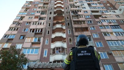 Рятувальник дивиться на пошкодження будинку