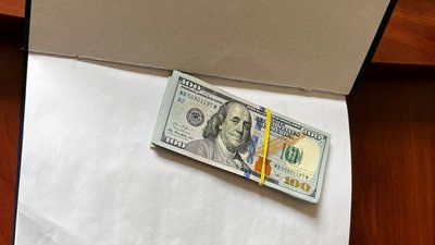 Пропонував 2500 доларів за закриття провадження: на Львівщині затримали підприємця Пропонував 2500 доларів за закриття провадження: на Львівщині затримали підприємця