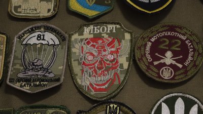 Понад 1200 шевронів різних військових частини: у Миколаєві відкрилася експозиція “Захисники України” Понад 1200 шевронів різних військових частини: у Миколаєві відкрилася експозиція “Захисники України”