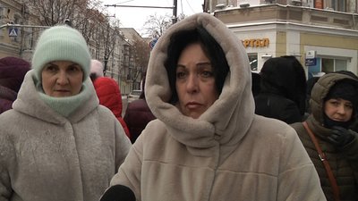 У Житомирі батьки учнів ліцею №25 прийшли під міську раду У Житомирі батьки учнів ліцею №25 прийшли під міську раду