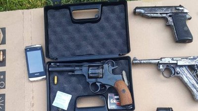 У Львові поліцейські вилучили у чоловіка арсенал зброї та боєприпаси У Львові поліцейські вилучили у чоловіка арсенал зброї та боєприпаси