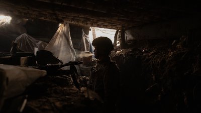 Боєць 65-ї ОМБр в окопі біля села Роботине
