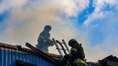 Рятувальники гасять пожежу в Пісочині