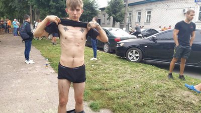 У Новгороді-Сіверському начальники поліції вимагали з підприємців гроші та побили їх У Новгороді-Сіверському начальники поліції вимагали з підприємців гроші та побили їх