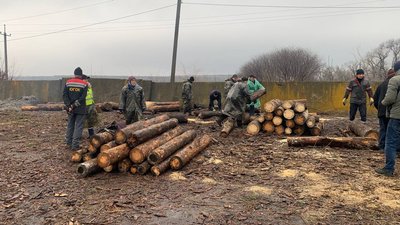 "Щоб газом отопити, це тисячі чотири треба мінімум". У прифронтових громадах Криворіжжя триває видача дров населенню "Щоб газом отопити, це тисячі чотири треба мінімум". У прифронтових громадах Криворіжжя триває видача дров населенню