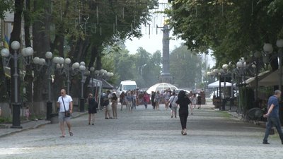 У Полтаві до пів десятка майстрів уклали договори на торгівлю на вулиці Соборності У Полтаві до пів десятка майстрів уклали договори на торгівлю на вулиці Соборності
