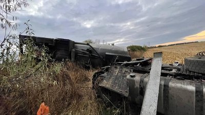На трасі у Харківській області перекинувся бензовоз з 10 тоннами палива На трасі у Харківській області перекинувся бензовоз з 10 тоннами палива