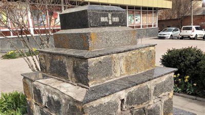 У Бердичеві на Житомирщині зняли обеліск "червоним щорсівцям", який мали демонтувати 6 років тому У Бердичеві на Житомирщині зняли обеліск "червоним щорсівцям", який мали демонтувати 6 років тому