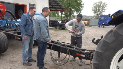 Перед виходом у поле на новому тракторі Перед виходом у поле на новому тракторі
