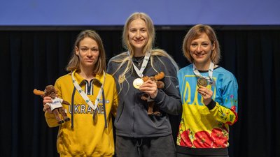 Волинянка Богдана Конашук у центрі з "золотою" нагородою