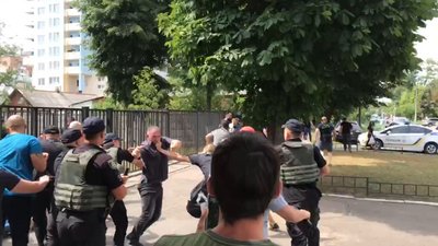 У Черкасах під будівлею суду побилися представники Нацкорпусу та невідомі