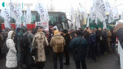 Працівники льонокомбінату протестують біля аеропорту Львова Працівники льонокомбінату протестують біля аеропорту Львова