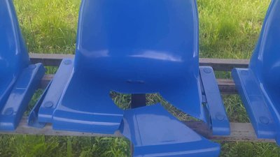 Наче пройшов буревій: на центральному стадіоні у селищі Житомирської області невідомі пошкодили трибуни Наче пройшов буревій: на центральному стадіоні у селищі Житомирської області невідомі пошкодили трибуни