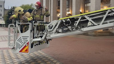 У Запоріжжі сильні пориви вітру пошкодили дах філармонії під час концерту Віталія Козловського У Запоріжжі сильні пориви вітру пошкодили дах філармонії під час концерту Віталія Козловського