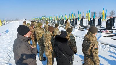 На Алеї слави у Харкові вшанували пам'ять захисників Донецького аеропорту На Алеї слави у Харкові вшанували пам'ять захисників Донецького аеропорту