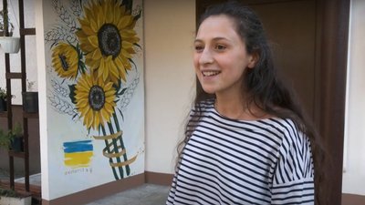У Дніпрі місцева художниця створює патріотичні мурали У Дніпрі місцева художниця створює патріотичні мурали