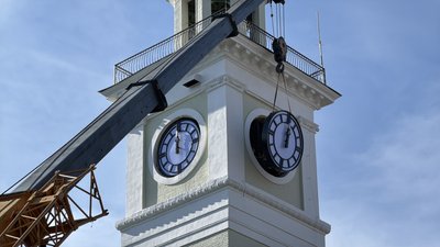 У Полтаві монтують годинник на пожежній каланчі