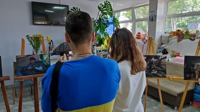 "Маємо не мовчати": у Черкасах презентували виставку про оборонців Маріуполя "Маємо не мовчати": у Черкасах презентували виставку про оборонців Маріуполя