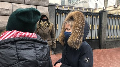 Під будівлею СБУ активісти вимагають "залишити в спокої" музей Революції Гідності Під будівлею СБУ активісти вимагають "залишити в спокої" музей Революції Гідності