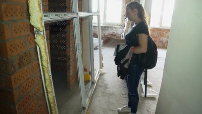 Катерина показує пошкодження вікна, внаслідок вибухової хвилі у грудні минулого року, 28 червня 2023 Катерина показує пошкодження вікна, внаслідок вибухової хвилі у грудні минулого року, 28 червня 2023
