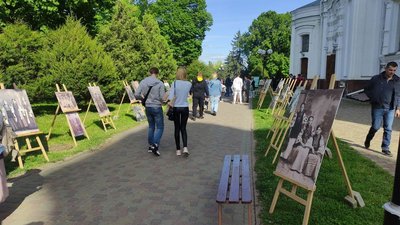 У Полтаві показали світлини з давнім українським вбранням У Полтаві показали світлини з давнім українським вбранням