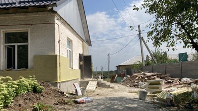 У селищі Лісне під Харковом відбудовують амбулаторію, пошкоджену обстрілами У селищі Лісне під Харковом відбудовують амбулаторію, пошкоджену обстрілами
