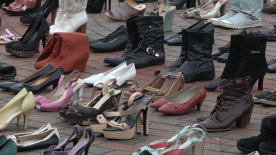 600 пар жіночих черевиків виставили на Алеї Героїв у Чернігові