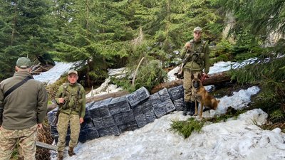 24 ящики сигарет покинули невідомі на кордоні з Румунією. Двох підозрюваних затримали