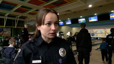 Обирали подарунки та грали у боулінг: у Чернігові патрульна поліція провела акцію для дітей "Дух Різдва" Обирали подарунки та грали у боулінг: у Чернігові патрульна поліція провела акцію для дітей "Дух Різдва"