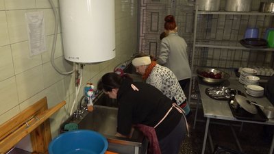 У черкаському училищі організували центр допомоги переселенцям та армії