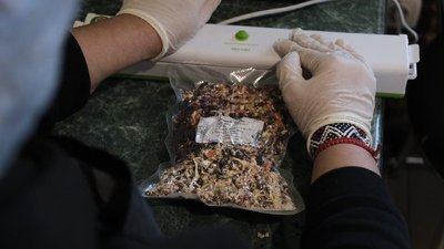 Залити кип'ятком і готово: як на Вінниччині готують сухі борщі для захисників Залити кип'ятком і готово: як на Вінниччині готують сухі борщі для захисників