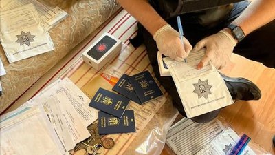 Черкащанина підозрюють в організації схеми виїзду чоловіків за кордон під виглядом багатодітних батьків Черкащанина підозрюють в організації схеми виїзду чоловіків за кордон під виглядом багатодітних батьків
