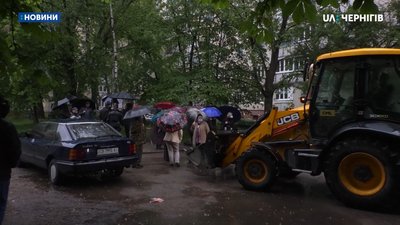 У Чернігові люди протестували проти встановлення підземних сміттєвих контейнерів. РЕПОРТАЖ У Чернігові люди протестували проти встановлення підземних сміттєвих контейнерів. РЕПОРТАЖ