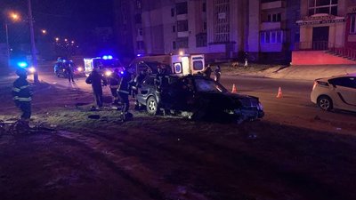 ДТП у Рівному: пасажира легковика діставали рятувальники