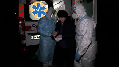 День зі "швидкою": як працюють рівненські лікарі під час пандемії День зі "швидкою": як працюють рівненські лікарі під час пандемії