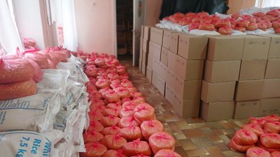 У Сумах почали видавати продуктові набори людям віком 60-64 роки У Сумах почали видавати продуктові набори людям віком 60-64 роки