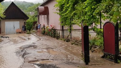 Внаслідок зливових дощів підтоплено дворогосподарства на Закарпатті