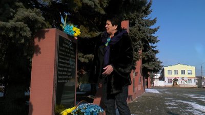 Містяни хвилиною мовчання вшанували пам'ять воїнів, які загинули під час АТО та операції Об'єднаних сил, а також поклали квіти до пам'ятної стели. Містяни хвилиною мовчання вшанували пам'ять воїнів, які загинули під час АТО та операції Об'єднаних сил, а також поклали квіти до пам'ятної стели.
