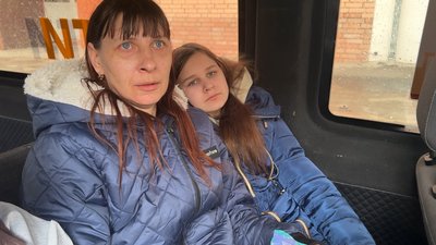 “Дронів дуже багато, небезпечно. Дітей вивозимо”. Миколаївка, Сергіївка, Лиман — як евакують родини прифронтових міст