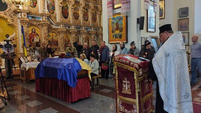 Труна Михайла Зезекала накрила українським прапором, біля неї рідні та близькі Труна Михайла Зезекала накрила українським прапором, біля неї рідні та близькі