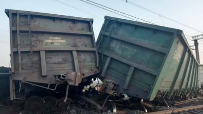 На Дніпропетровщині сталась аварія з вантажним потягом: з рейок зійшли 14 вагонів