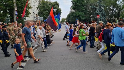 "Ми нагадуємо жителям, що у нас війна". У Кропивницькому відбулась Хода пам'яті "Ми нагадуємо жителям, що у нас війна". У Кропивницькому відбулась Хода пам'яті